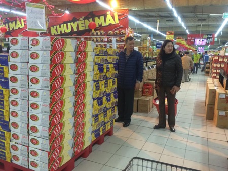 Thị trường bia Tết : Nhộn nhịp nhưng không nhốn nháo! - 1 Chị Hảo, chủ quầy tạp hóa trên đường Láng (Hà Nội) cho biết: “Từ cuối tháng 1,