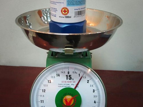 Càng cận Tết, coi chừng bị "móc túi" vì nạn “cân điêu” - 2 ...tới cân đĩa đồng hồ hiện nay, đều bị những tiểu thương gian dối dùng chiêu để cân điêu