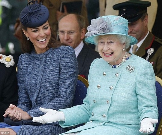 Nữ hoàng Anh Elizabeth II có khối tài sản khá khiêm tốn với khoảng 450 triệu USD. Ảnh: AP