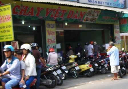 Những công việc hốt bạc trong ngày tết - 1 Các quán cơm chay luôn đông khách vào sáng mùng một tết. Ảnh: Trần Ngọc