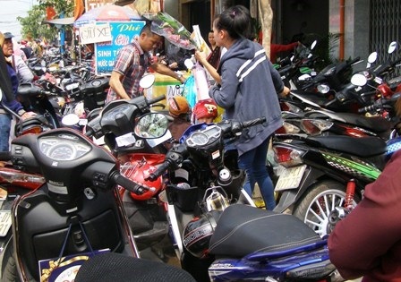 Những công việc hốt bạc trong ngày tết - 3 Các bãi giữ xe tự phát quanh chùa luôn chật kín. Ảnh: Trần Ngọc