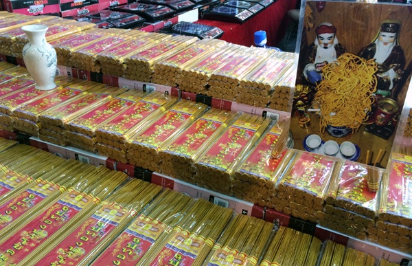 Thậm chí, những thứ đơn giản như thẻ hương, có nhà cũng chọn mua hương của Thái Lan (ảnh B.H)