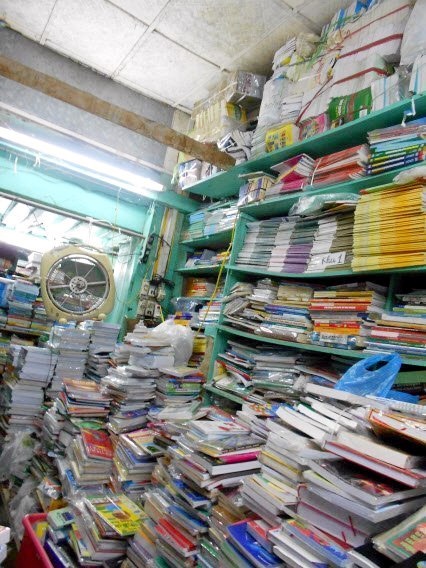 Ngõ ngách lên hương, hái tiền không cần ra phố lớn - 4 Ở Đinh Lễ, trên tầng hai khu tập thể có hiệu sách với hàng nghìn ấn phẩm giá cả rất phải chăng