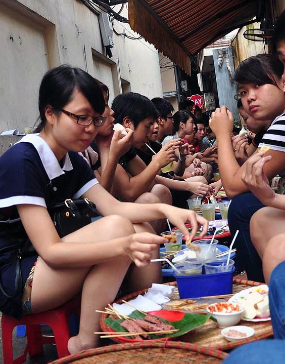 Ngõ ngách lên hương, hái tiền không cần ra phố lớn - 2 Thực khách ngồi chen chúc trong ngõ để được thưởng thức món ăn dân dã này (ảnh xzone)