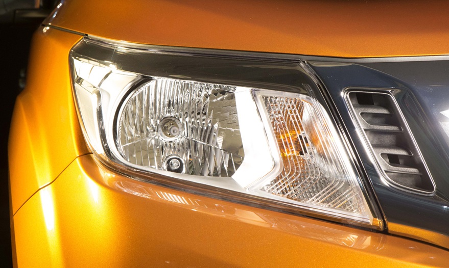 Nissan NP300 Navara mới rục rịch vào Việt Nam - 5 Đèn pha dạng LED