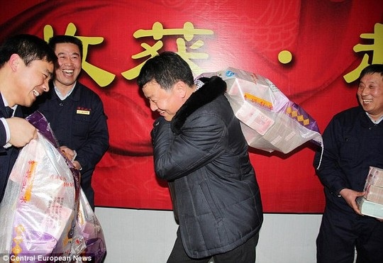 Nhân viên vác tiền về nhà. Ảnh: Cen