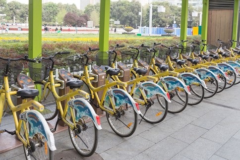 Nhân viên vác tiền về nhà. Ảnh: Cen