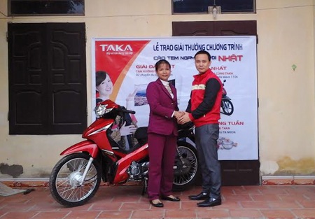 Bếp Taka trao xe Honda Wave 110s tận nhà khách hàng - 1 Bếp Taka trao xe Honda Wave 110s tận nhà khách hàng