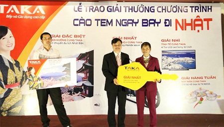 Bếp Taka trao xe Honda Wave 110s tận nhà khách hàng - 2 Bếp Taka trao xe Honda Wave 110s tận nhà khách hàng