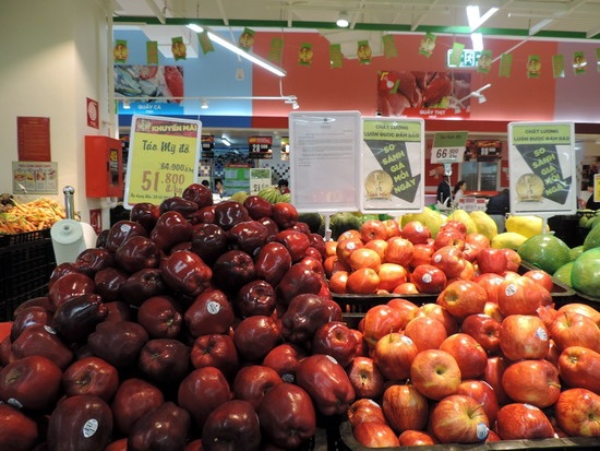 Hoa quả ngoại được nhiều gia đình mua về thờ Tết