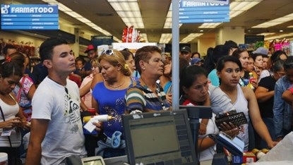 Venezuela, nơi bao cao su có giá bằng iPhone - 1 Dân Venezuela xếp hàng mua bao cao su và thuốc tại một cửa hàng dược phẩm