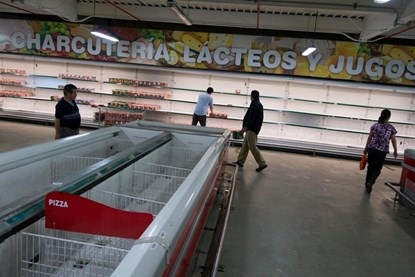 Venezuela, nơi bao cao su có giá bằng iPhone - 2 Các siêu thị Venezeala gần như trống trơn vì khan hiếm hàng hóa