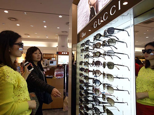 Phiền toái vì du khách Trung Quốc - 1 Du khách Trung Quốc mua kính tại một cửa hàng ở Jeju Ảnh: Bloomberg
