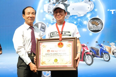 Công nghệ eSP - Xu hướng mới cho dòng xe tay ga - 3 Cận cảnh logo công nghệ eSP xếp bằng nhiều người nhất Việt Nam.