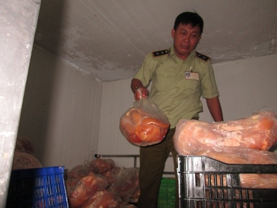 Kinh hoàng giò chả - 2 Kho nguyên liệu bốc mùi hôi thối chờ sản xuất giò chả bán Tết