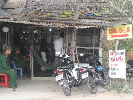 Cuối năm, hớt tóc, làm móng âm thầm hốt bạc - 3 Trước khi về với gia đình, mấy anh bộ đội cũng tranh thủ ghé tiệm hớt lại mái đầu