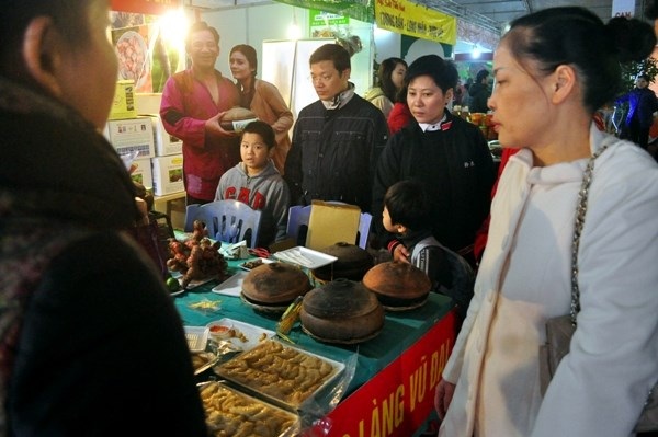  Những con công ngũ sắc có màu sắc sặc sỡ, lông đuôi dài… có giá bán từ 15-20 triệu đồng/con.