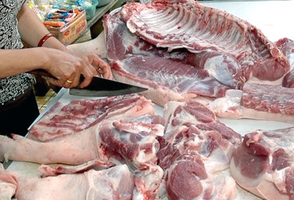 Lợn được chia ra từng phần đều nhau cho các gia đình