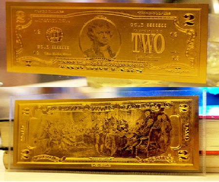 6 loại tiền lì xì độc được săn lùng nhất Tết 2015 - 5 Hình ảnh 2 USD và 100USD mạ vàng 24k