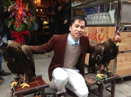 Anh Hà bên hai chú chim Đại bàng hoàng kim của mình.