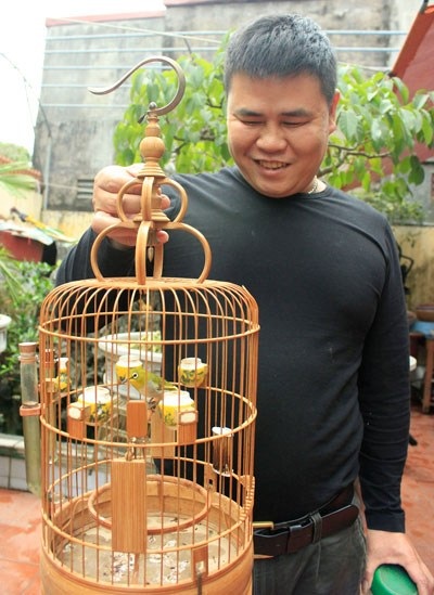 Anh Hà bên chú chim vành khuyên giá 800 USD