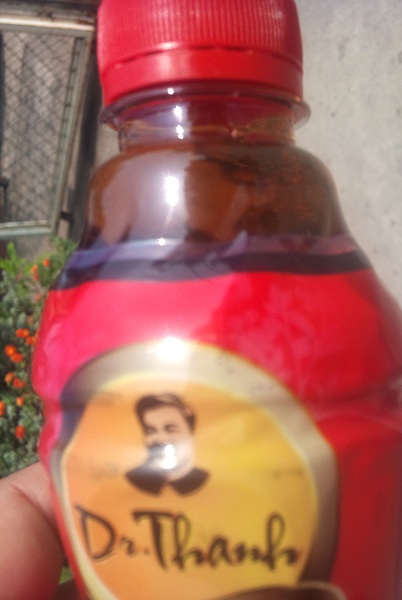 Nắp và chai nhựa vẫn còn nguyên...