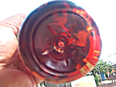 Nhìn từ đáy chai dễ dàng nhận thấy nhiều váng kết tủa...