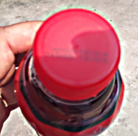 Nắp chai còn nguyên và ghi rõ hạn sử dụng đến ngày 13.10.2015.