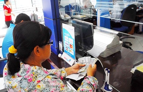 USD tăng vọt: Có nên rút tiền mua USD? - 1 Không sợ người dân rút tiền đồng ra mua USD vì lãi suất USD hiện rất thấp. Ảnh: HTD