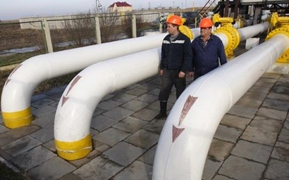 Nga ra điều kiện, ép Kiev trả tiền khí đốt cho miền Đông Ukraine - 2 Các kỹ sư kiểm tra một đường ống dẫn khí đốt tại Ukraine.