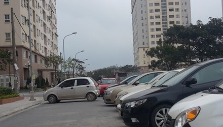 Ở nhà thu nhập thấp đi Lexus: Bộ quyết bán đúng người? - 1 Xe ô tô bủa vây khu nhà ở xã hội Sài Đồng (Long Biên, Hà Nội). Ảnh: Tiền phong