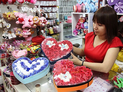 Quà tặng 8/3: “Độc”, lạ, giá cao - 1 Hoa hồng dù không khan hàng nhưng giá vẫn tăng cao trong dịp lễ 8-3 Ảnh: Lê Phong