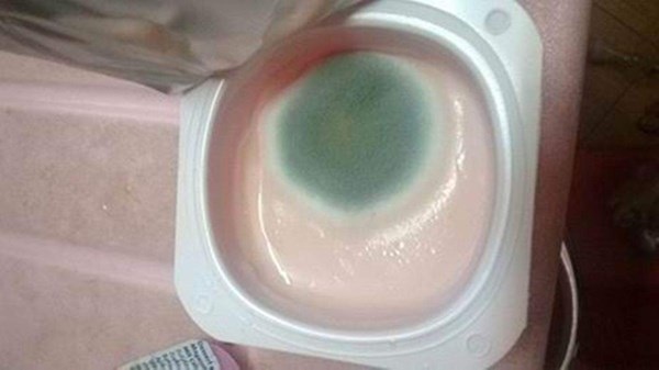 Quyền của người tiêu dùng: Bị xâm hại nghiêm trọng - 3 Sữa chua kém chất lượng có thể ảnh hưởng sức khỏe người dùng. Ảnh: N.H.