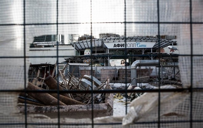 Dự án trì trệ một phần do thiếu vốn, một phần do nhu cầu thuê văn phòng.