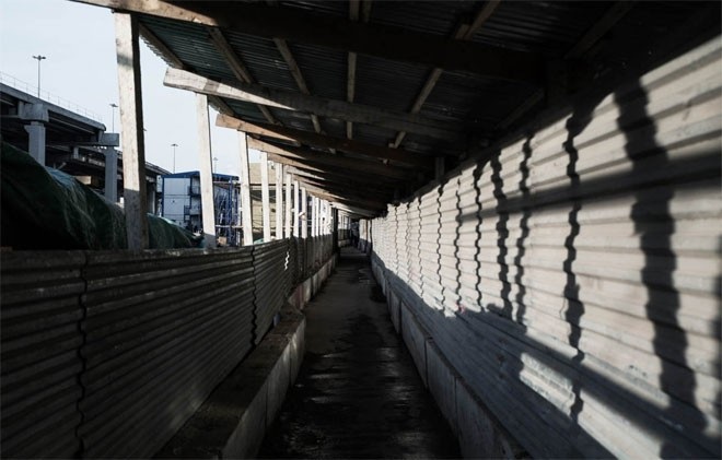 Dự án trì trệ một phần do thiếu vốn, một phần do nhu cầu thuê văn phòng.