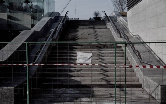 Dự án trì trệ một phần do thiếu vốn, một phần do nhu cầu thuê văn phòng.