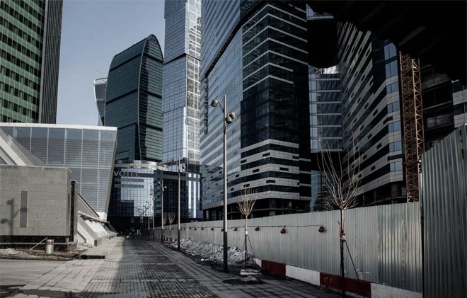 Đường phố vắng vẻ ở Moskva City.