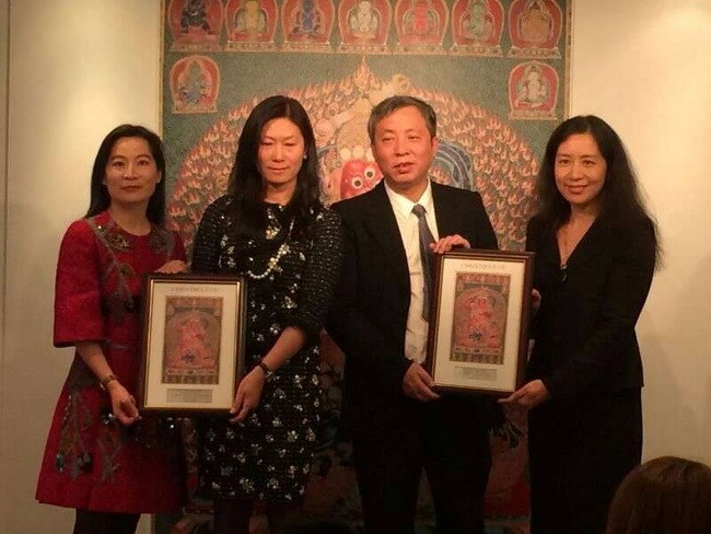 Tỷ phú Liu Yiqian nhận giấy chứng nhận quyền sở hữu tấm thảm. (Nguồn: CCTVNews)