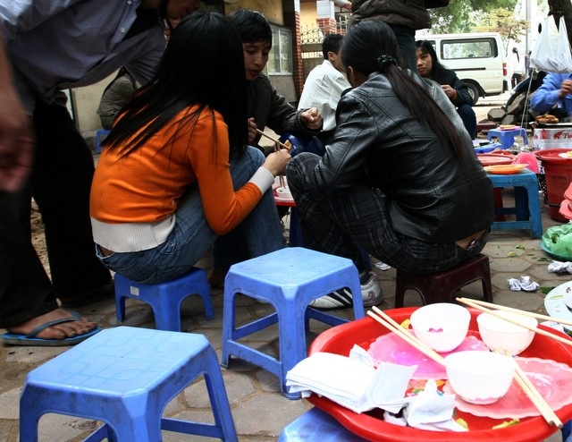 Phần lớn các loại giấy ăn tại các quán ăn bình dân đều không rõ nguồn gốc sản xuất. Ảnh: Chí Cường