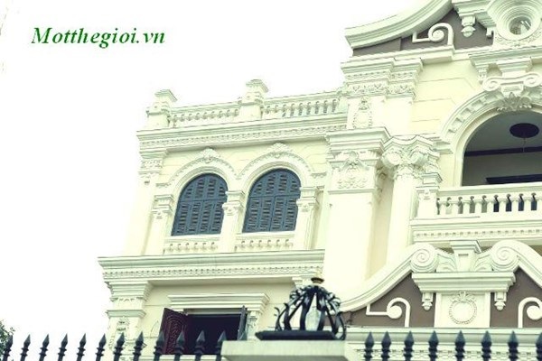 Lâu đài kiến trúc Pháp cổ gần 100 tỉ của đại gia đất Cảng - 5 Hệ thống lan can và cột được thiết kế phù hợp với tổng quan công trình.