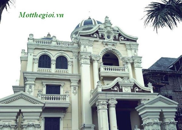 Lâu đài kiến trúc Pháp cổ gần 100 tỉ của đại gia đất Cảng - 6 Hệ thống lan can và cột được thiết kế phù hợp với tổng quan công trình.