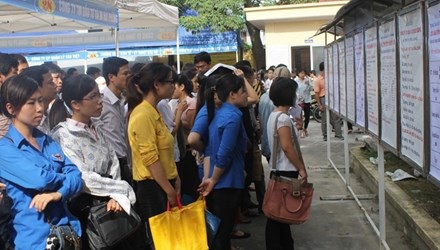 Doanh nghiệp ồ ạt tuyển lao động - 1 Công nhân đổ xô xếp hàng chờ xin việc đầu năm. Ảnh: Tuấn Anh.