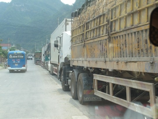 Hàng trăm xe dưa hấu, thanh long ùn tắc ở cửa khẩu Tân Thanh - 3 Nhiều lái xe đứng ngồi không yên khi nắng nóng gay gắt, dưa ủ trên xe lâu ngày sẽ bị hư hỏng.