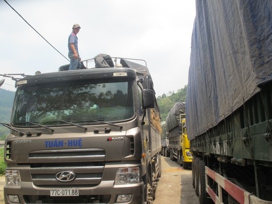Hàng trăm xe dưa hấu, thanh long ùn tắc ở cửa khẩu Tân Thanh - 5 Nhiều lái xe đứng ngồi không yên khi nắng nóng gay gắt, dưa ủ trên xe lâu ngày sẽ bị hư hỏng.