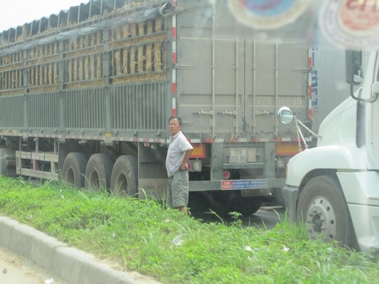 Hàng trăm xe dưa hấu, thanh long ùn tắc ở cửa khẩu Tân Thanh - 6 Nhiều lái xe đứng ngồi không yên khi nắng nóng gay gắt, dưa ủ trên xe lâu ngày sẽ bị hư hỏng.