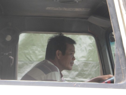 Hàng trăm xe dưa hấu, thanh long ùn tắc ở cửa khẩu Tân Thanh - 7 Nhiều lái xe đứng ngồi không yên khi nắng nóng gay gắt, dưa ủ trên xe lâu ngày sẽ bị hư hỏng.