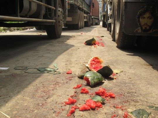 Hàng trăm xe dưa hấu, thanh long ùn tắc ở cửa khẩu Tân Thanh - 8 Dưa hấu bị hỏng vứt ngay bên hàng xe đang chờ đợi..