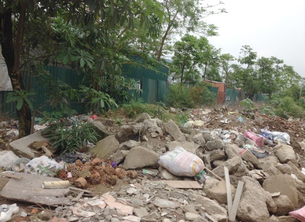 Đất vàng ám ảnh: Dự án dở dang, hai sếp lớn đi tù - 10 Bên ngoài công viên thành bãi rác thải