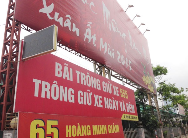 Đất vàng ám ảnh: Dự án dở dang, hai sếp lớn đi tù - 6 Biển quảng cáo trông xe