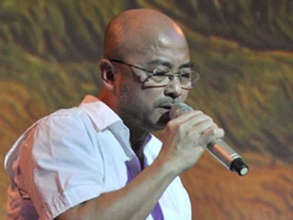 Indochina Airlines của Hà Dũng đã từng được định giá 165 triệu đôla - 1 Doanh nhân Hà Dũng hát một ca khúc buồn trong những ngày Indochina Airlines phá sản.